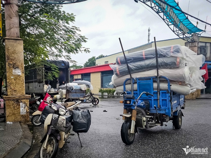 Việc vận chuyển đơn hàng diễn ra tấp nập.