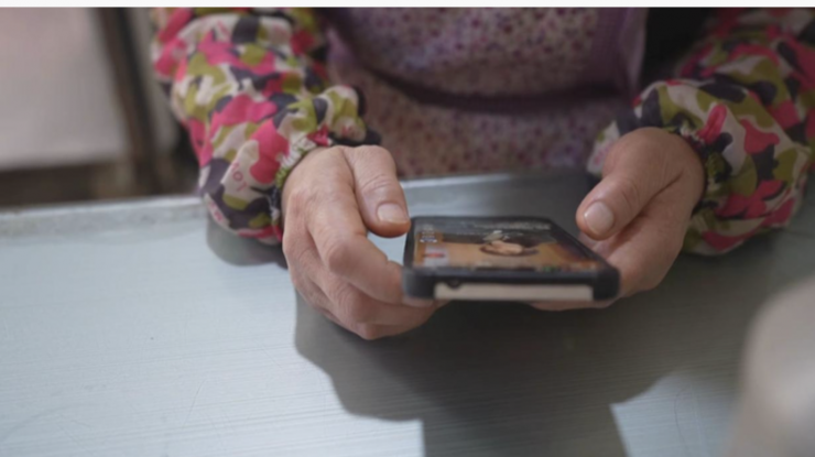 Vị khách nhanh trí phát hiện cuộc gọi bất thường của chủ quán. Ảnh: Sina