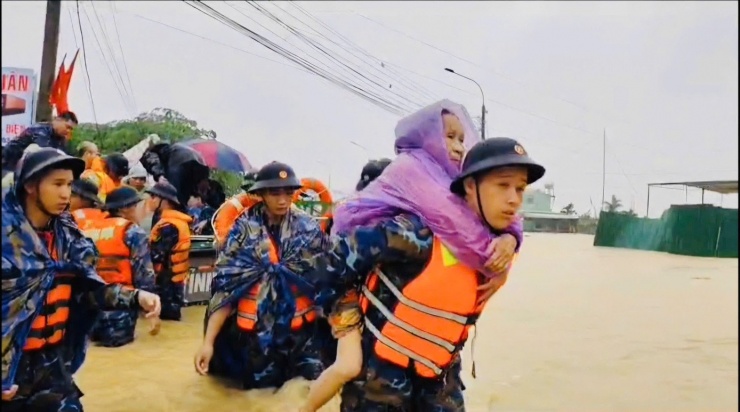Chiến sĩ vùng 4 hải quân cứu hộ người dân trong lũ dữ.