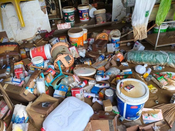 Cửa hàng của gia đình anh Nhất tan hoang sau lũ.