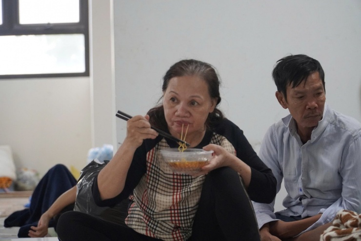 Người dân vùng lũ ở phường Tây Nha Trang tại nơi tránh trú.