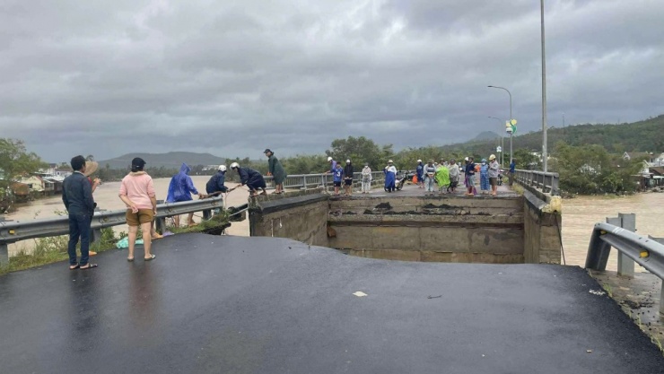 Những ngày qua, mưa lớn kết hợp thủy điện xả tràn khiến hàng chục xã ở phía đông Đăk Lăk (Phú Yên cũ) ngập sâu, nhiều công trình hư hỏng nặng.