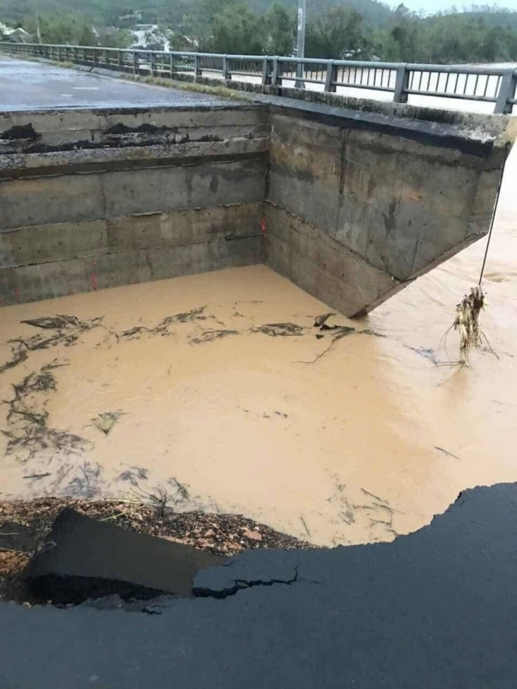 Đoạn xói lở dài gần 12 m, sâu hơn 5 m; toàn bộ mố cầu Lò Gốm bị nước cuốn trôi, tạo thành hố sâu với miệng khoét rộng, phần hộ lan trên đường dẫn bị gãy đổ.
