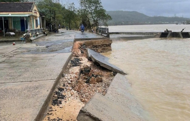 Nhiều đoạn đường, cầu cống ở khu vực Tam Giang (huyện Tuy An cũ) cũng bị hư hỏng. Theo Trung tâm Khí tượng Thủy văn quốc gia, lũ trên sông Kỳ Lộ và Ngân Sơn đã vượt mức kỷ lục năm 2009.