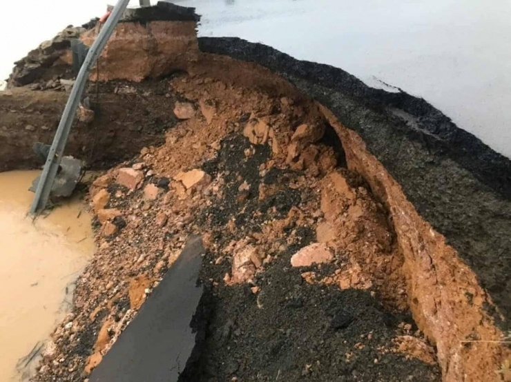 Phía dưới cầu xuất hiện hố sâu với miệng khoét rộng, hộ lan đường dẫn bị gãy đổ. Toàn bộ xã Tuy An Đông hiện vẫn bị cô lập, nước lũ sông Ngân Sơn còn ở mức cao.