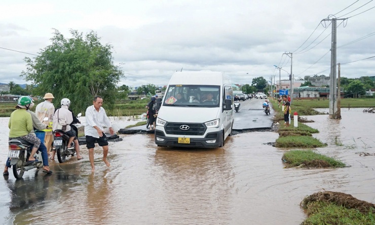 Hàng loạt cầu, đường hư hỏng sau lũ lịch sử - 9