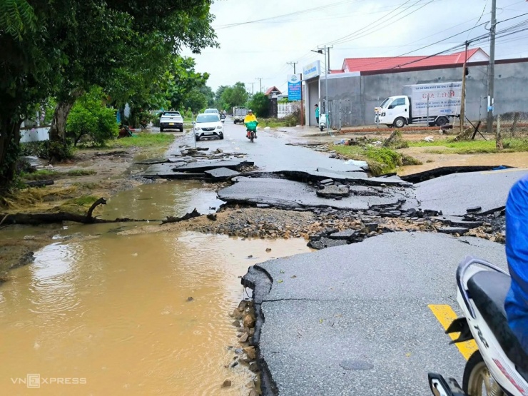 Tỉnh lộ 708 đoạn qua xã Phước Hậu, Khánh Hòa (Ninh Thuận cũ) bị lũ xói, hư hỏng mặt đường, gây khó khăn cho người dân đi lại.
