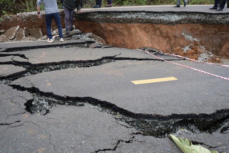 Hàng loạt cầu, đường hư hỏng sau lũ lịch sử - 11