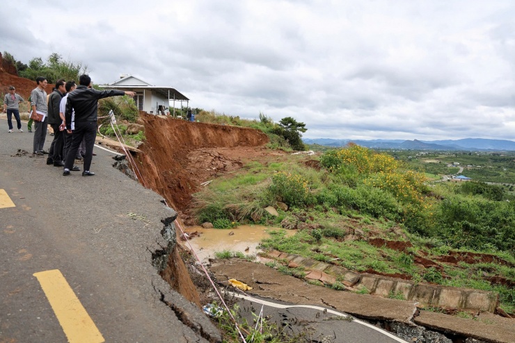 Hệ thống rọ đá và thoát nước bị xô lệch, mất an toàn giao thông. Vị trí sụt lún trên còn có nguy cơ mở rộng thêm.