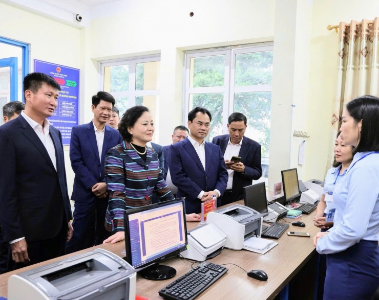 Bà Phạm Thị Thanh Trà kiểm tra hoạt động của Trung tâm Phục vụ hành chính công xã Mường Khương, tỉnh Lào Cai. Ảnh: VGP/Thu Giang.