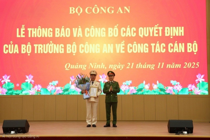 Thượng tướng Nguyễn Ngọc Lâm, Thứ trưởng Bộ Công an tặng hoa chúc mừng Thiếu tướng Nguyễn Tiến Trung, tân Giám đốc Công an tỉnh Quảng Ninh.