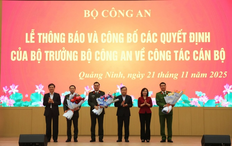Thường trực Tỉnh ủy, HĐND, UBND tỉnh Quảng Ninh tặng hoa chúc mừng các Thượng tá Cù Quốc Thắng, Thượng tá Phạm Văn Dũng, Thượng tá Bùi Duy Hưng nhận nhiệm vụ mới.