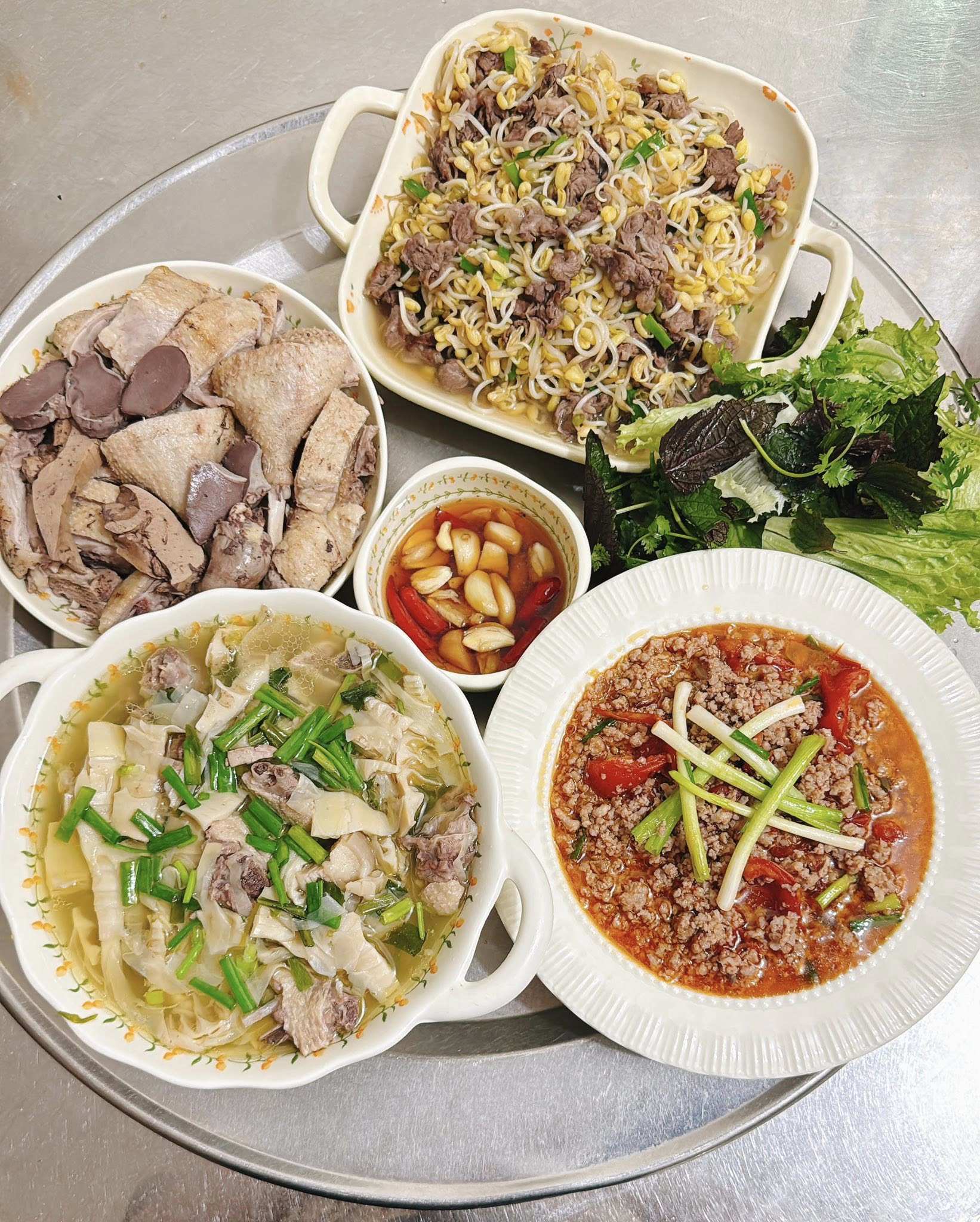 Vịt luộc - Canh măng nấu xương vịt - Thịt xốt cà chua - Giá đỗ xào thịt bò