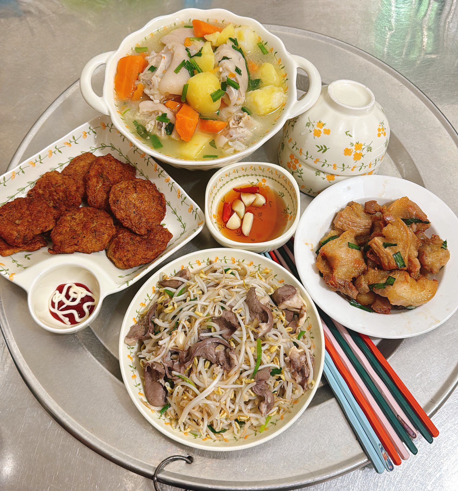 Giá đỗ xào tim - Chả cá - Móng giò nấu khoai tây, cà rốt - Thịt ba chỉ cháy cạnh