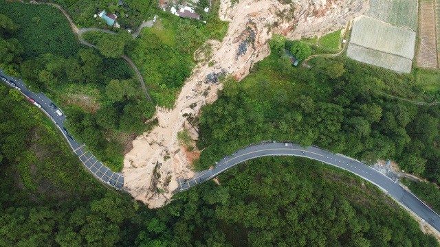 Sạt lở tại đèo Mimosa.