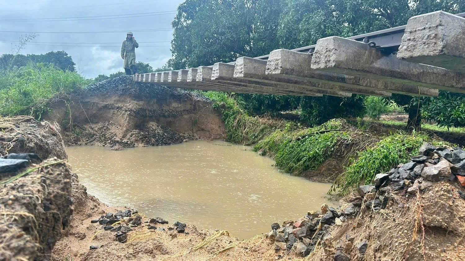 Mưa lũ chiều 21-11: Đắk Lắk công bố tình huống khẩn cấp tại 40 xã, phường - 10