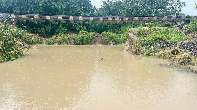Đường sắt qua khu vực gần ga Cây Cầy (xã Suối Hiệp, Khánh Hoà) bị sạt