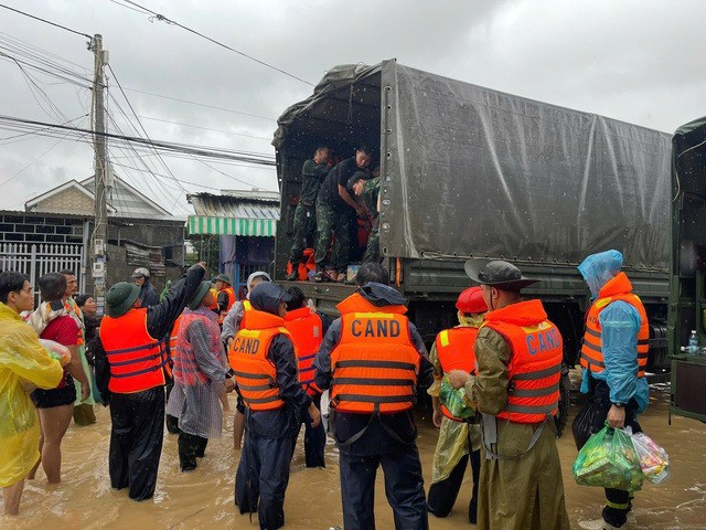 Clip: Công an, quân đội tại Khánh Hoà dồn lực tiếp tế lương thực thực phẩm&nbsp;tại các vùng còn bị cô lập
