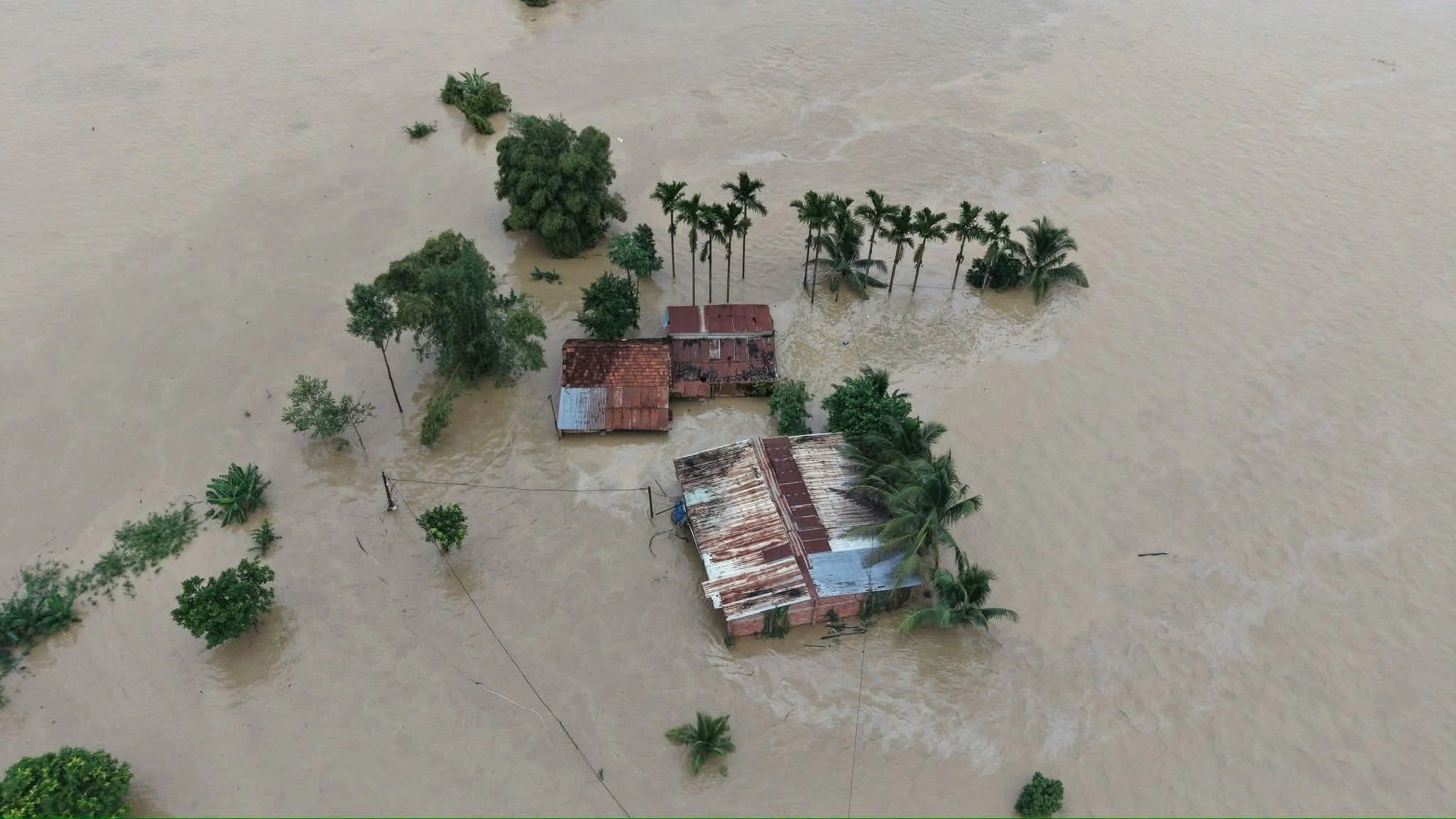 Mưa lũ chiều 21-11: Đắk Lắk công bố tình huống khẩn cấp tại 40 xã, phường - 8