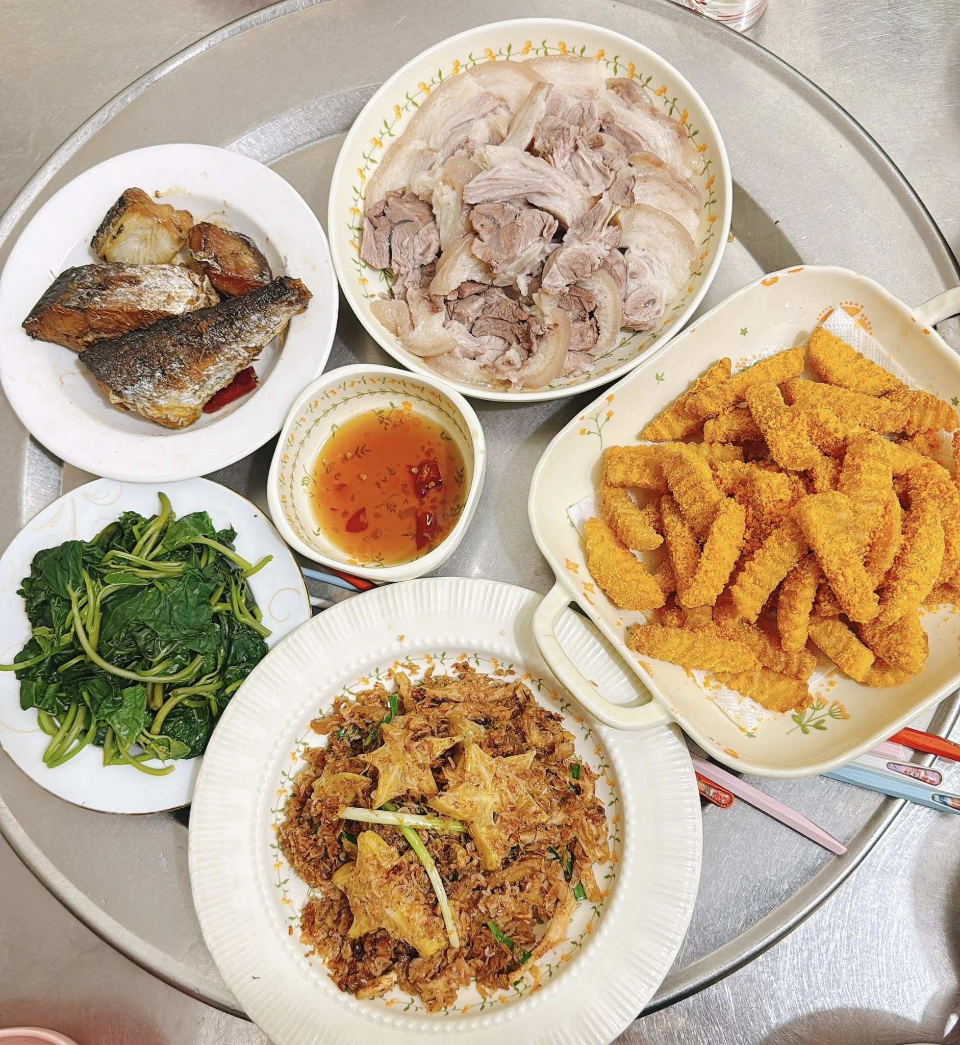 Cá nục kho tiêu gừng - Rau lang luộc - Tôm kho rang khế chua - Bắp giò luộc - Khoai tây chiên rắc phô mai