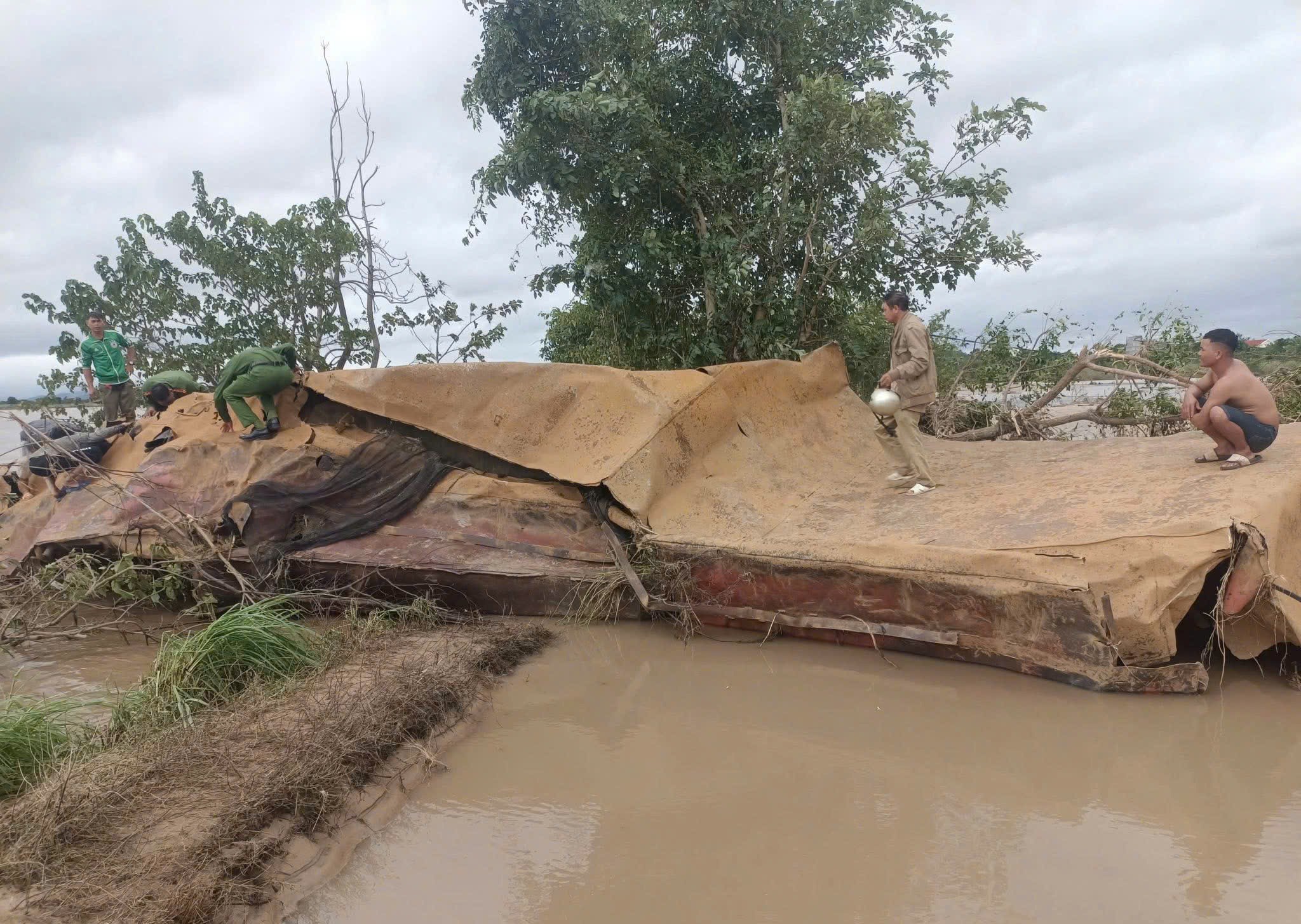 Chiếc sà lan nạn nhân ở bị lũ cuốn trôi, cách vị trí neo đậu khoảng 1,5km.
