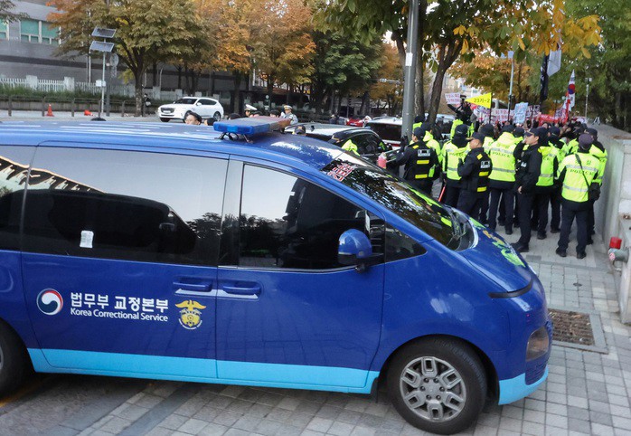 Ngày 11-11, xe của Bộ Tư pháp chở ông Yoon Suk-yeol đã tiến vào văn phòng công tố đặc biệt ở Seoul để phục vụ điều tra cái chết của một lính thủy đánh bộ năm 2023. Ảnh: Yonhap