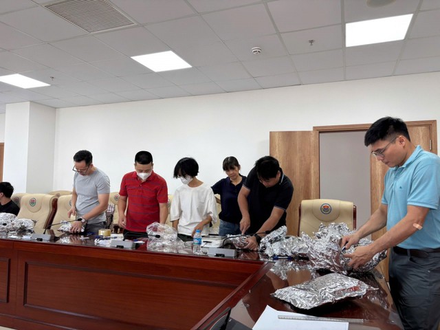 Cơ quan chức năng kiểm tra số cần sa thu giữ được. Ảnh: CACC