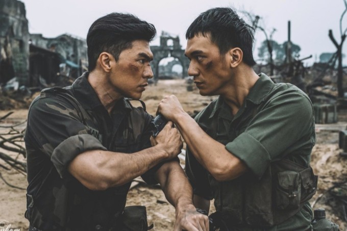 Đỗ Nhật Hoàng (phải) và Steven Nguyễn - hai diễn viên phim "Mưa đỏ". Ảnh: Đoàn phim cung cấp