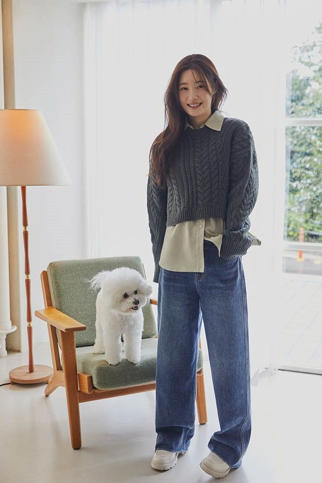 Jung Chaeyeon đặc biệt yêu thích cách phối đồ đầy trẻ trung này.