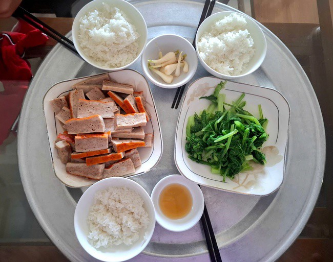 Mâm cơm của một gia đình ở Hà Nội trong thời gian gần đây thường ít rau.