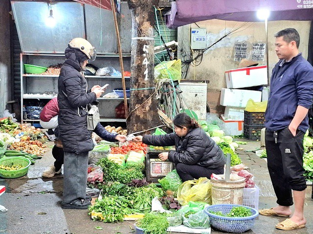 Chị Lan - tiểu thương tại chợ dân sinh ở KĐT Xa La (Hà Đông, Hà Nội).