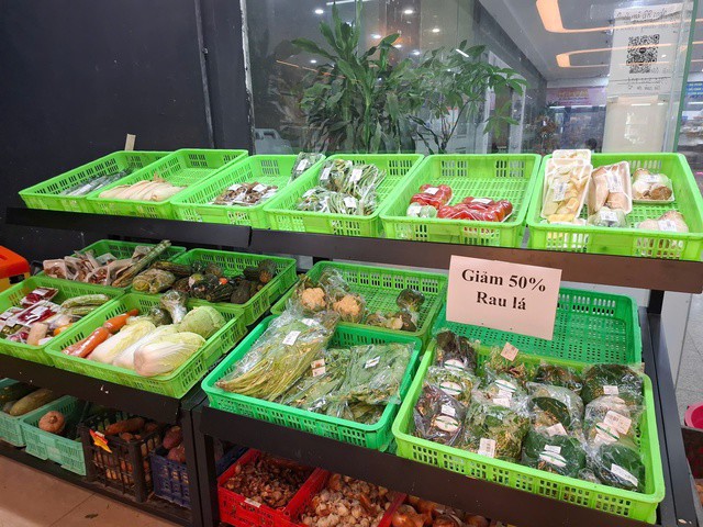 Siêu thị giảm 50% giá rau xanh vào cuối ngày.