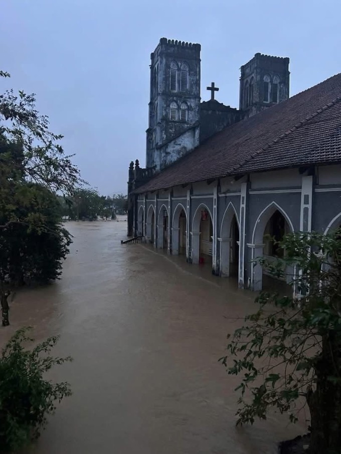 Nhà thờ Mằng Lăng trong trận ngập lịch sử 19/11. Ảnh: Trần Quốc Tuấn