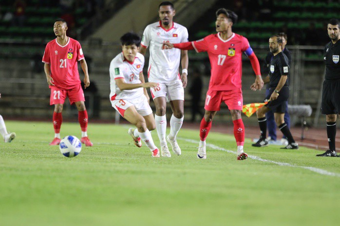 Tuyển Việt Nam (giữa) cần cải thiện nhiều nếu muốn lật ngược tình thế trước Malaysia. (Ảnh: VFF)