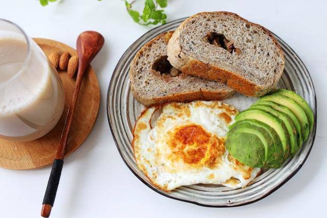 Bữa sáng này là sự kết hợp hoàn hảo giữa năng lượng bền vững, chất béo có lợi và protein, giúp duy trì năng lượng, hỗ trợ sức khỏe tim mạch và làm đẹp da.