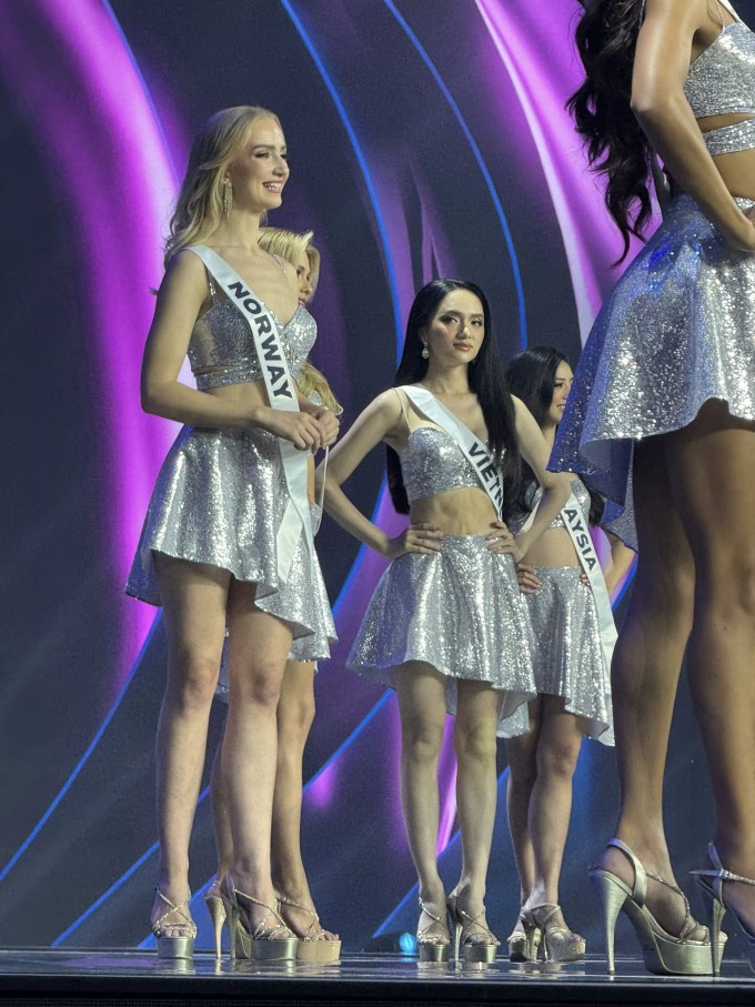 Hương Giang đợi công bố kết quả top 30 Miss Universe.