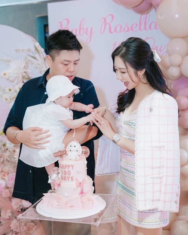 Hà Y Đình cùng chồng và con gái.