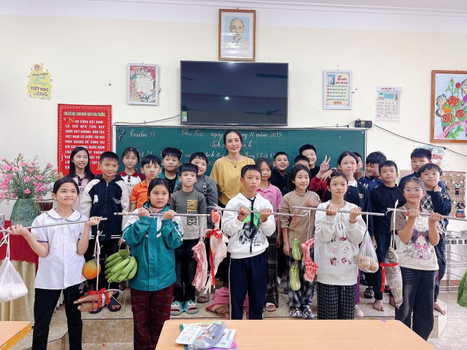 Học sinh lớp 5B cùng những món quà đặc biệt tặng cô Hương Lan, ngày 19/11. Ảnh: Phụ huynh cung cấp