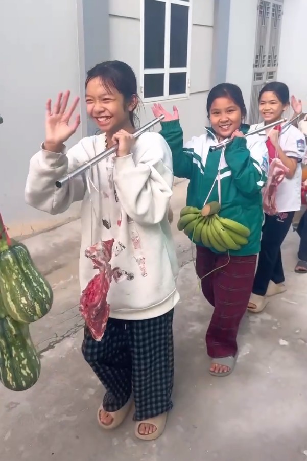 Học trò gánh thịt, cá tặng cô giáo - 3