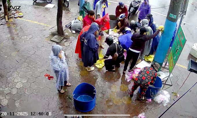 Chị Hạ bán cá trên đường Lê Thanh Nghị, phường Quy Nhơn, hôm 20/11. Ảnh: Trúc Ly