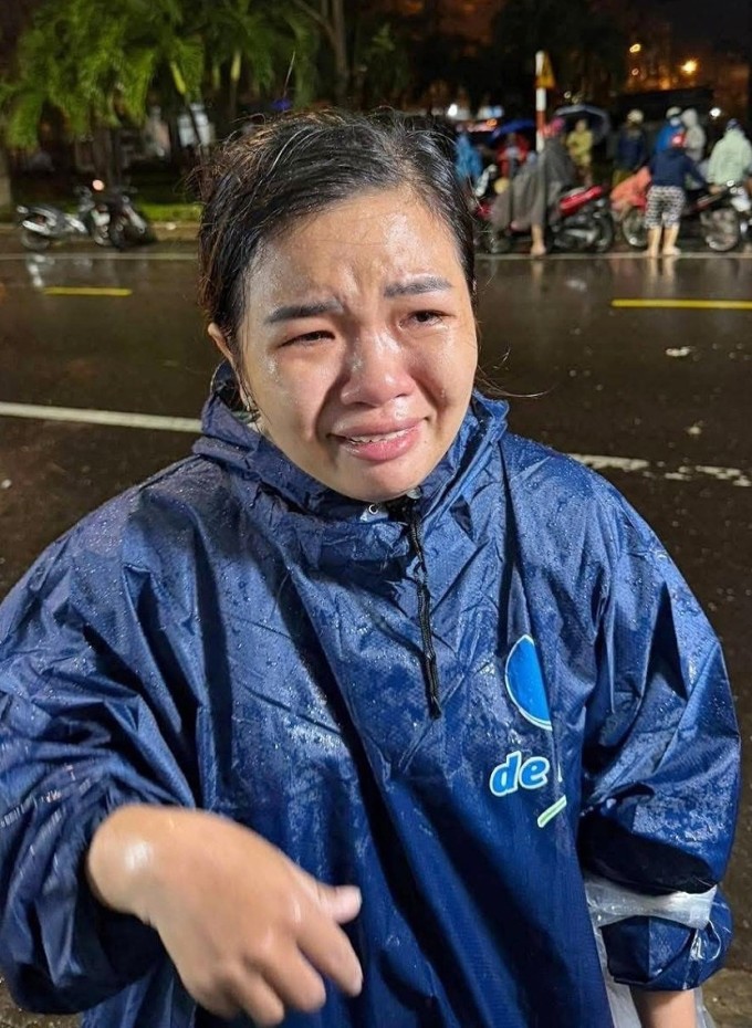 Chị Bích Hạ bật khóc khi phát hiện hơn 50 triệu đồng bán cá cả ngày 20/11 đã biến mất. Ảnh: Trúc Ly