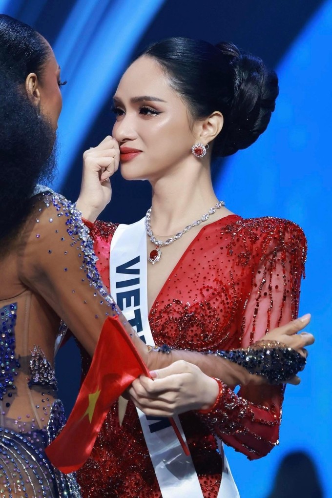 Hương Giang khóc khi ra sân khấu chào khán giả Miss Universe, sáng 21/11.