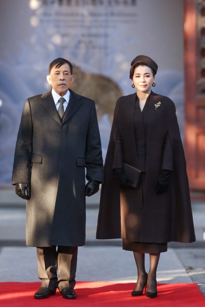 Hoàng hậu Thái Lan gây sốt với phong cách trang nhã tuổi U50 - 1