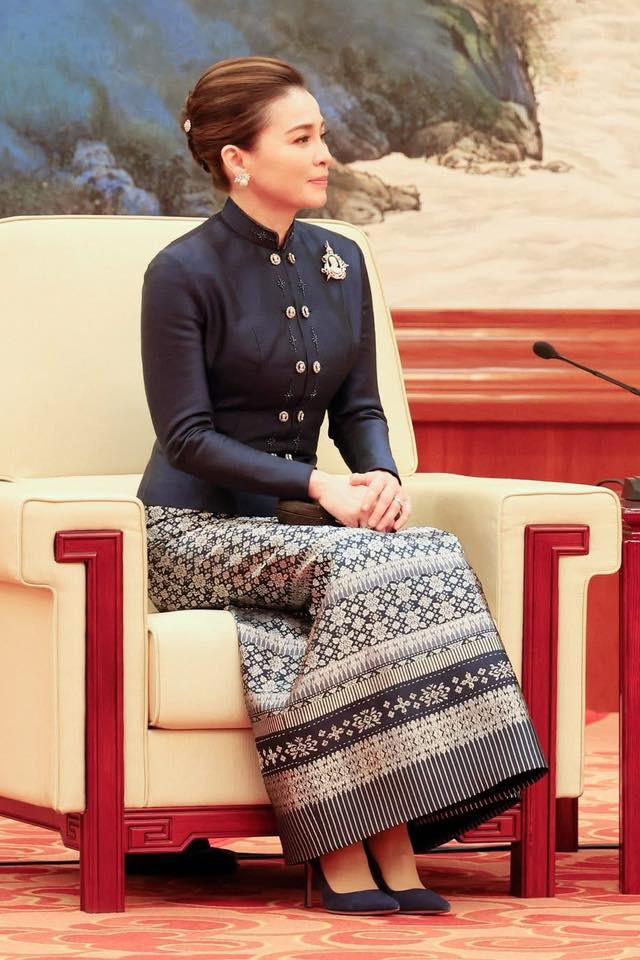 Hoàng hậu Thái Lan gây sốt với phong cách trang nhã tuổi U50 - 8