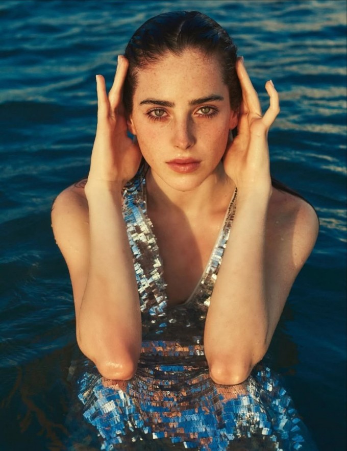 Trong bộ ảnh đi biển, Fátima Bosch khoe làn da lấm tấm tàn nhang.