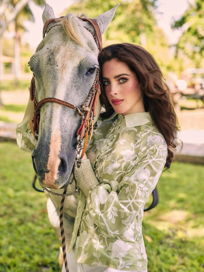 Cô có sở thích chơi tennis, cưỡi ngựa, âm nhạc, hội họa và thơ ca.