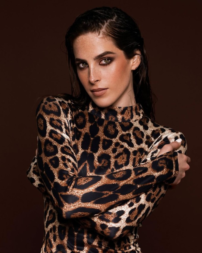 Người đẹp hiện theo đuổi công việc người mẫu và thiết kế thời trang.