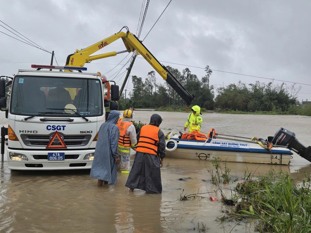Xót xa hình ảnh CSGT vượt lũ, chở quan tài để kịp mai táng cho cháu bé - 3