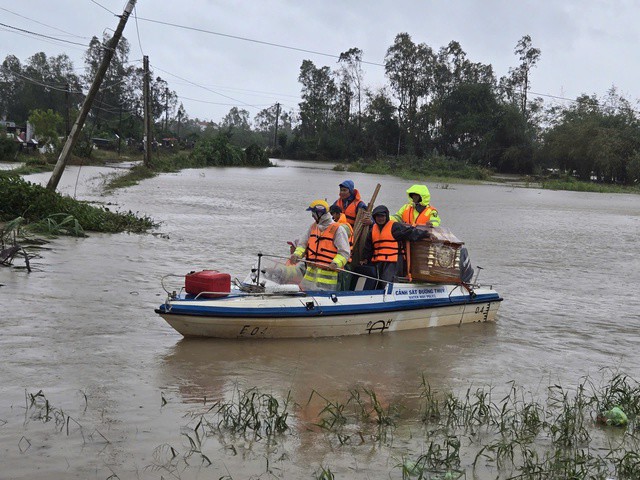 Lực lượng CSGT hỗ trợ vận chuyển quan tài để lo hậu sự cho cháu bé