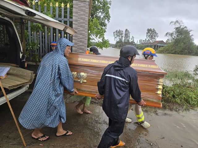 Xót xa hình ảnh CSGT vượt lũ, chở quan tài để kịp mai táng cho cháu bé - 2